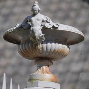 Décoration de colonne surmontée d'un buste de femme - Belgique  - collection de photos clin d'oeil, catégorie clindoeil